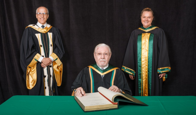 © Université de Sherbrooke / Le recteur, Pierre Cossette, Yves Lenoir et la doyenne de la Faculté d'éducation, Anne Lessard