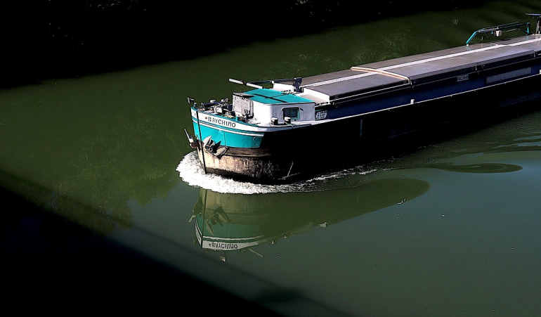 Photographie couleur d'une péniche