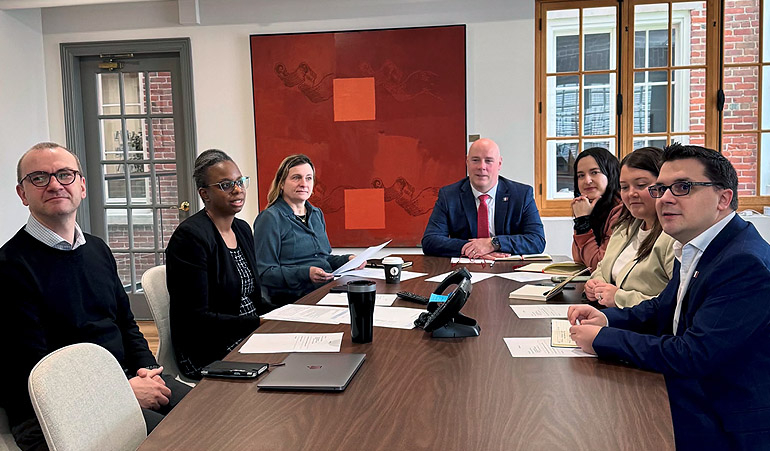 Photo couleur. Rencontre annuelle entre la Société Nationale de l’Acadie et la Fédération Wallonie-Bruxelles dans les bureaux de la Délégation générale Wallonie-Bruxelles au Québec/Canada.